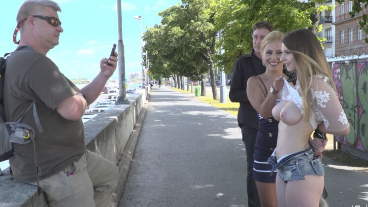 15P Une fille soumise montre ses gros seins tout en portant un plug anal pendant une relation sexuelle en public
