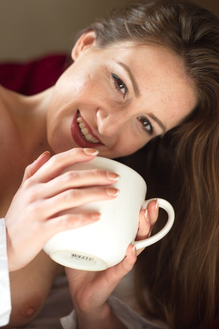 12P A modelo glamourosa britânica Scarlot Rose expõe seus seios naturais tomando uma xícara de chá