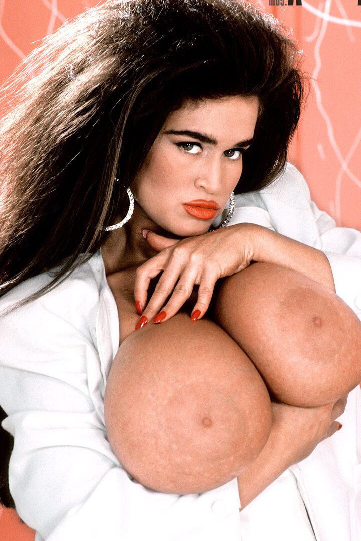 16P La famosa estrella porno Tawny Peaks suelta sus enormes tetas con medias blancas