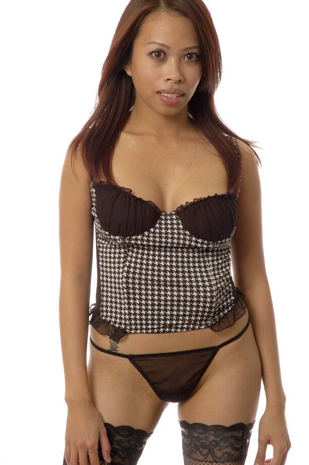 16P Garota asiática safada em lingerie e meias ficando de topless
