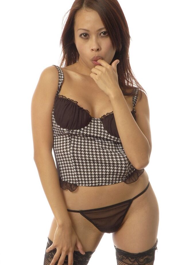 16P Garota asiática safada em lingerie e meias ficando de topless