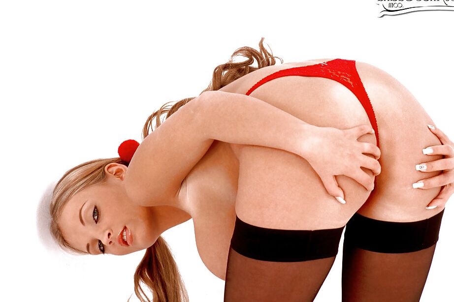 16P A estrela pornográfica vestida com meia Ines Cudna acaricia hooters enormes enquanto espalha a vulva