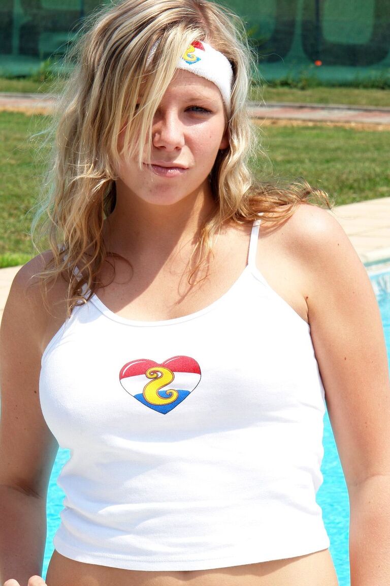 21P La jeune blonde Sue A expose ses seins juteux tout en s'amusant en plein air avec un gode