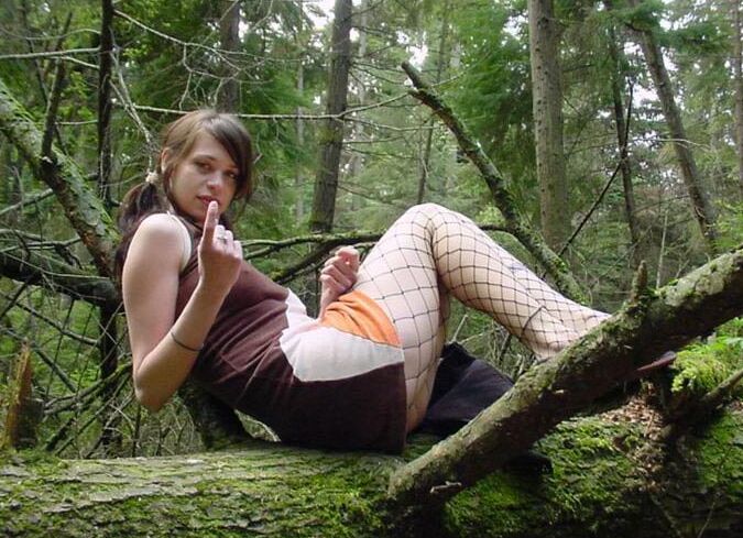 15P Jovem morena faz o namorado chupar seu pau de strapon enquanto está na floresta