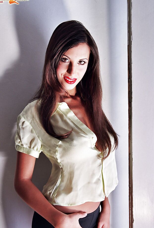 16P Gata de cabelos compridos e um lindo sorriso expõe seus peitos sensuais