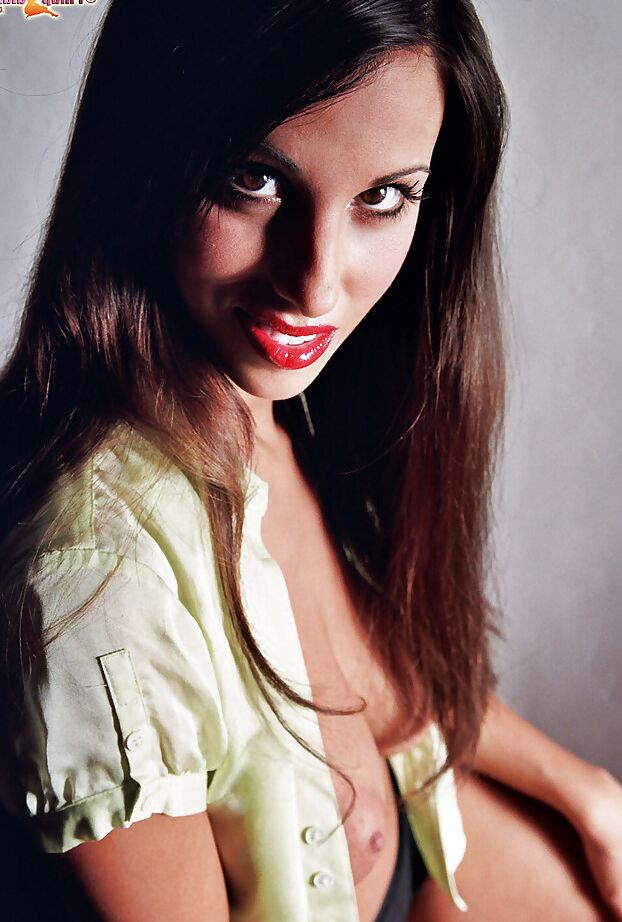 16P Gata de cabelos compridos e um lindo sorriso expõe seus peitos sensuais