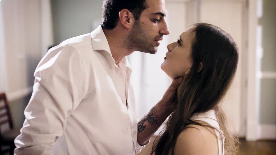 15P La Latina Izzy Lush se fait tirer les cheveux pendant une relation sexuelle brutale avec son ami.