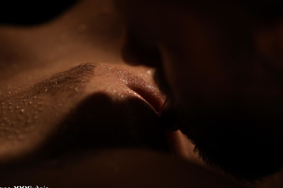 21P La esposa de tetas naturales Stacy Cruz disfruta del sexo apasionado en un cuarto oscuro