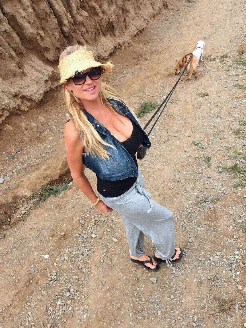 Die 17-jährige MILF Kelly mit rosa Lippen und großen Brüsten stellt beim Camping ihre riesigen Brüste zur Schau