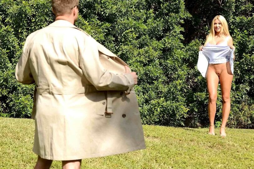 12P MILF rubia y su compañero exhibicionista entran para follar después de excitarse