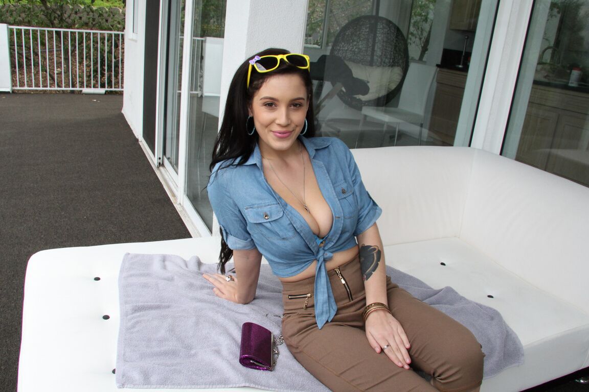 21P Der süße Pornostar mit den großen Brüsten Noelle Easton zieht sich aus und genießt einen harten Fick