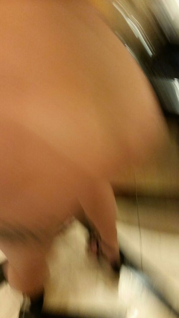 21P Gata de cabelos negros com tatuagens Brianna Rose exibe seus peitos e bunda enormes