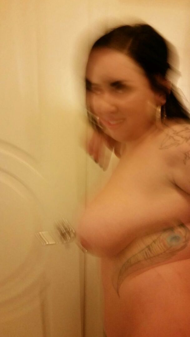 21P Gata de cabelos negros com tatuagens Brianna Rose exibe seus peitos e bunda enormes