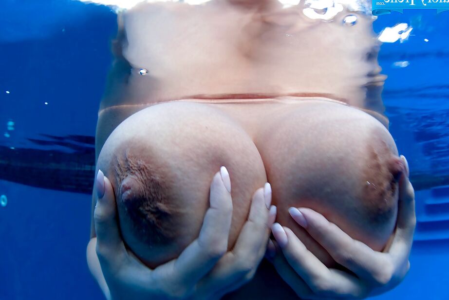 16P La nena europea Valory Irene juega con pezones erectos y grandes tetas bajo el agua