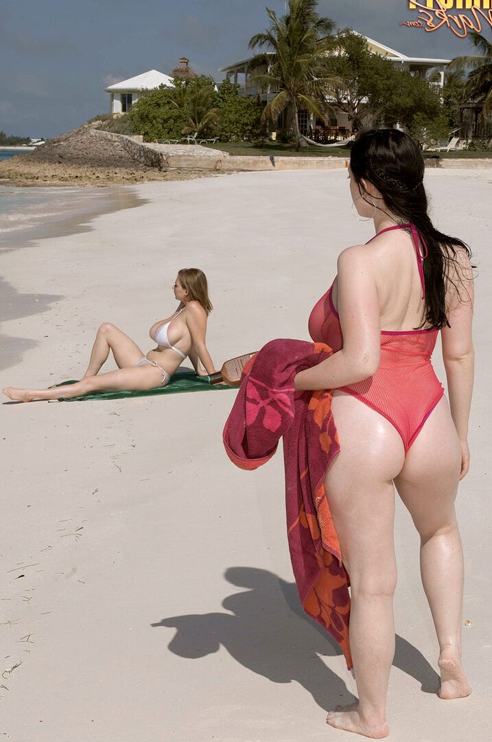 15P A gordinha Christy Mark e sua amiga peituda fazem sexo lésbico na praia