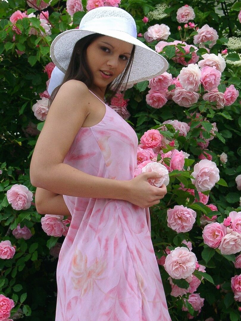 18P Linda amadora Sweet Eva fica nua perto de roseiras antes de foder com o dedo