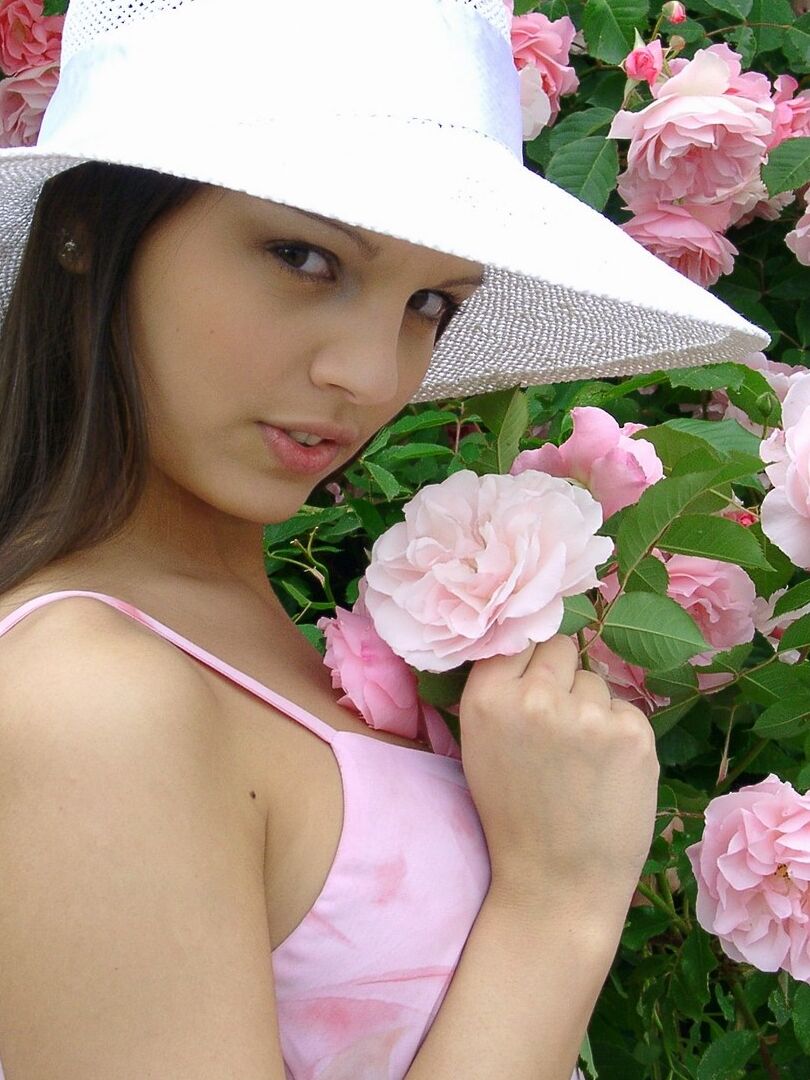 18P Linda amadora Sweet Eva fica nua perto de roseiras antes de foder com o dedo