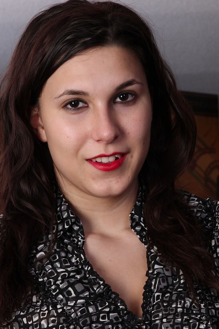 18P A morena atrevida Ella Jones revela seus lindos seios antes de espalhar sua vulva