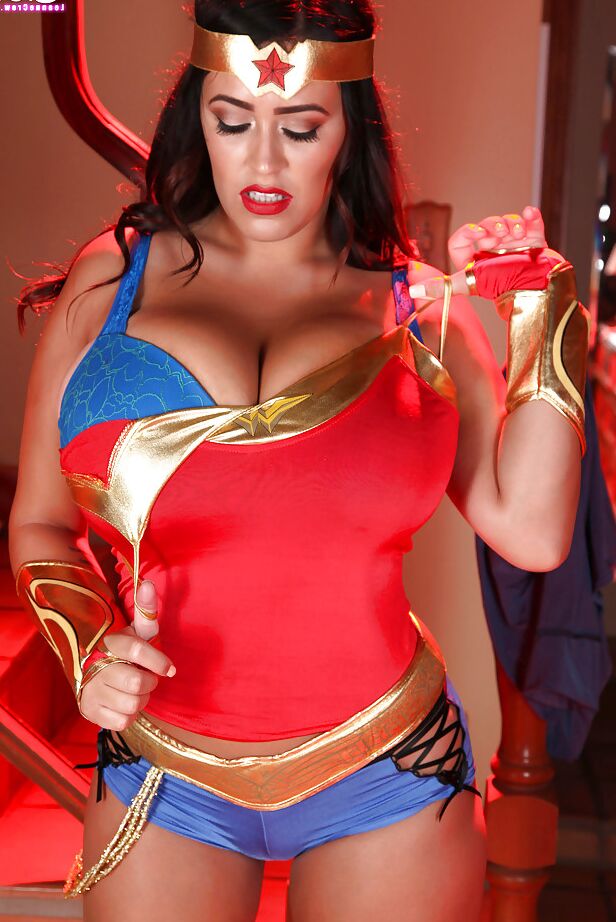 16P Strip-tease cosplay chaud avec la bombe star du porno aux gros seins Leanne Crow
