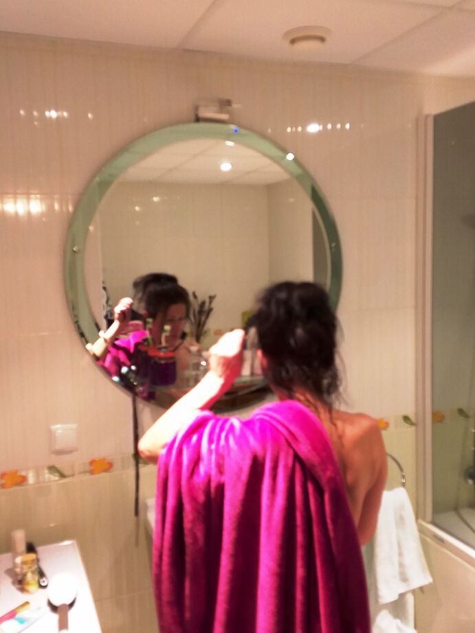 20P Diana Ananta, mature et sexy, laisse tomber sa serviette pour montrer ses seins naturels