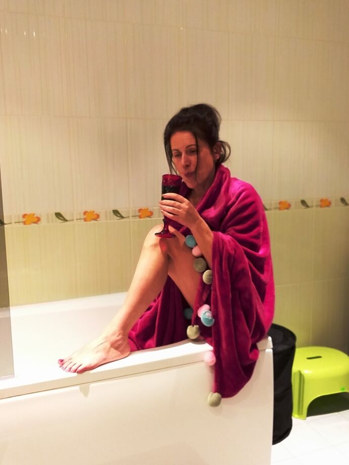 20P Diana Ananta, mature et sexy, laisse tomber sa serviette pour montrer ses seins naturels