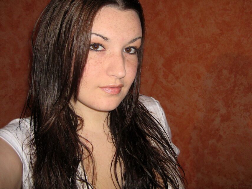 12P Kayla hebt ihr Hemd hoch, um ihre riesigen, frechen Titten zu zeigen