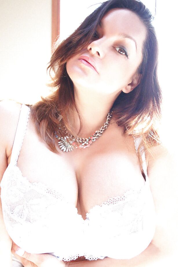 16P Monica Mendez, une femme aux gros seins, pose sans sa lingerie blanche.