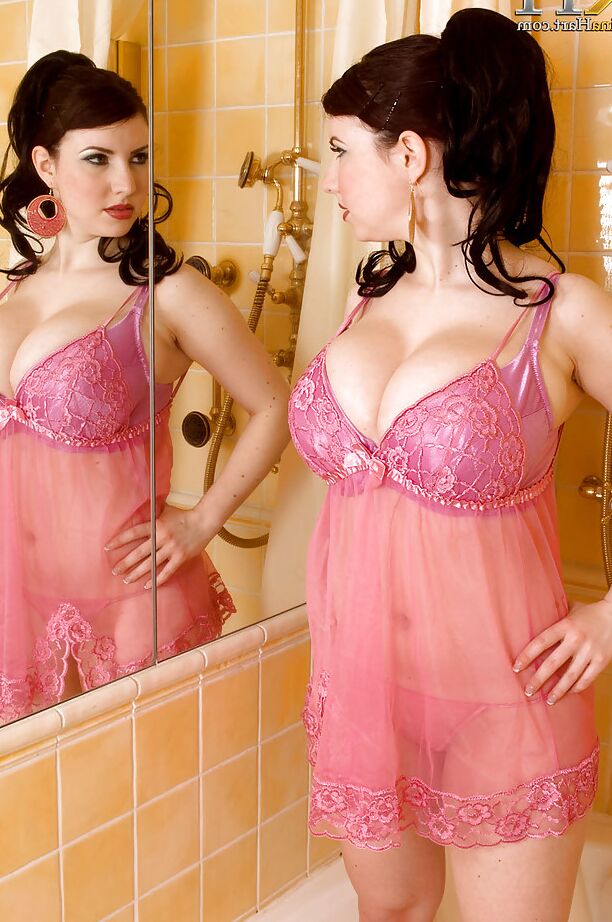 16P Europeia MILF Karina Hart deixando peitos enormes soltos em lingerie transparente