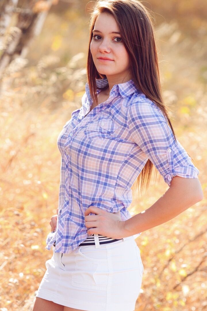 15P La vecina Emily French descubre sus turgentes tetas mientras se desnuda