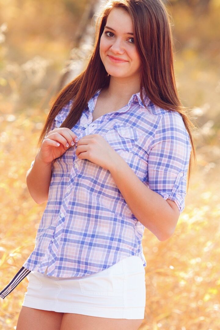 15P La vecina Emily French descubre sus turgentes tetas mientras se desnuda