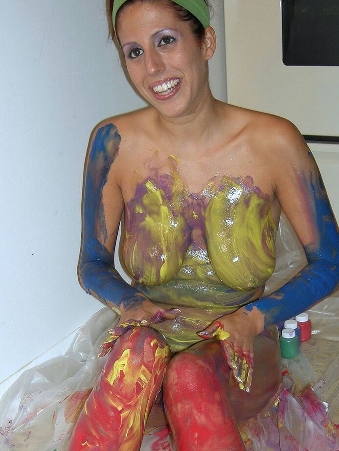 20P La tetona amateur Lavender Rayne cubre su cuerpo desnudo con pintura corporal