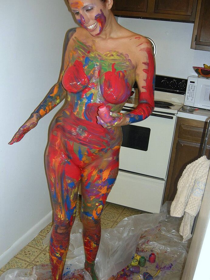 20P La tetona amateur Lavender Rayne cubre su cuerpo desnudo con pintura corporal