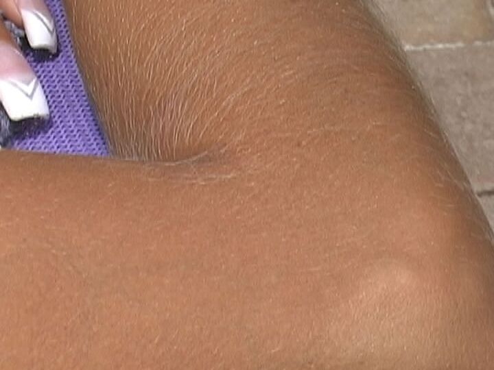 21P, la salope américaine Lori Anderson exhibe ses bras très poilus.