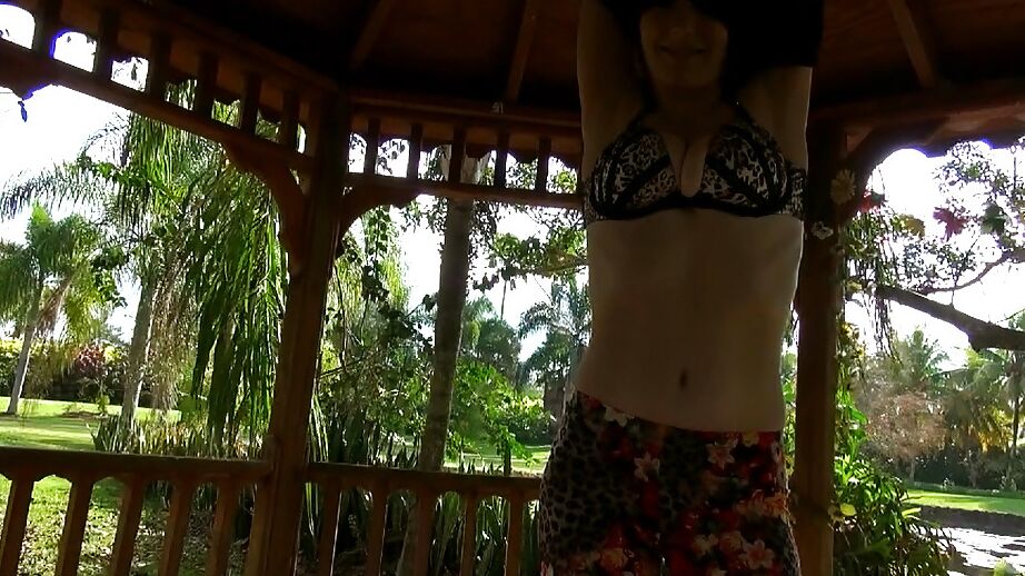 16P La joven rubia Josie se quita la ropa para fotos desnuda al aire libre