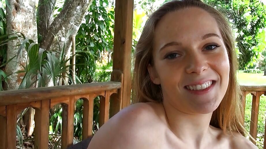 16P La joven rubia Josie se quita la ropa para fotos desnuda al aire libre