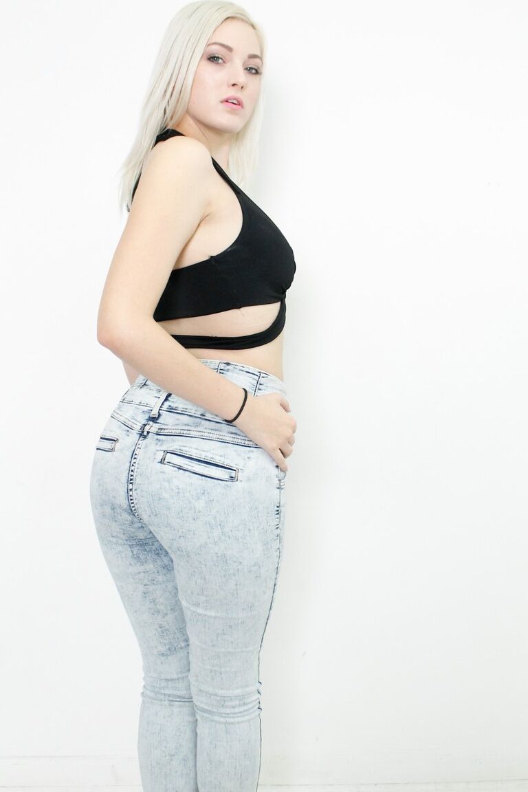 17P A vagabunda loira Jenna Ivory tem peitos lindos, bunda bonita e ótimas habilidades de strip-tease