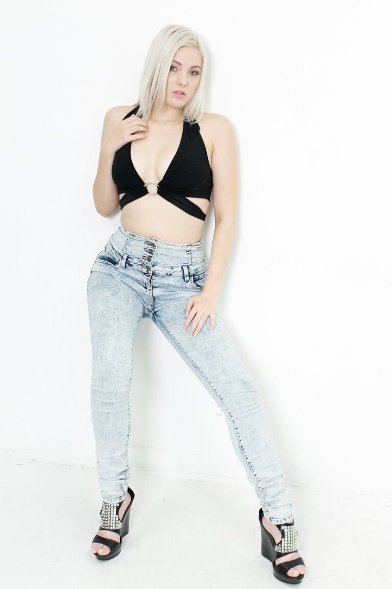 17P A vagabunda loira Jenna Ivory tem peitos lindos, bunda bonita e ótimas habilidades de strip-tease