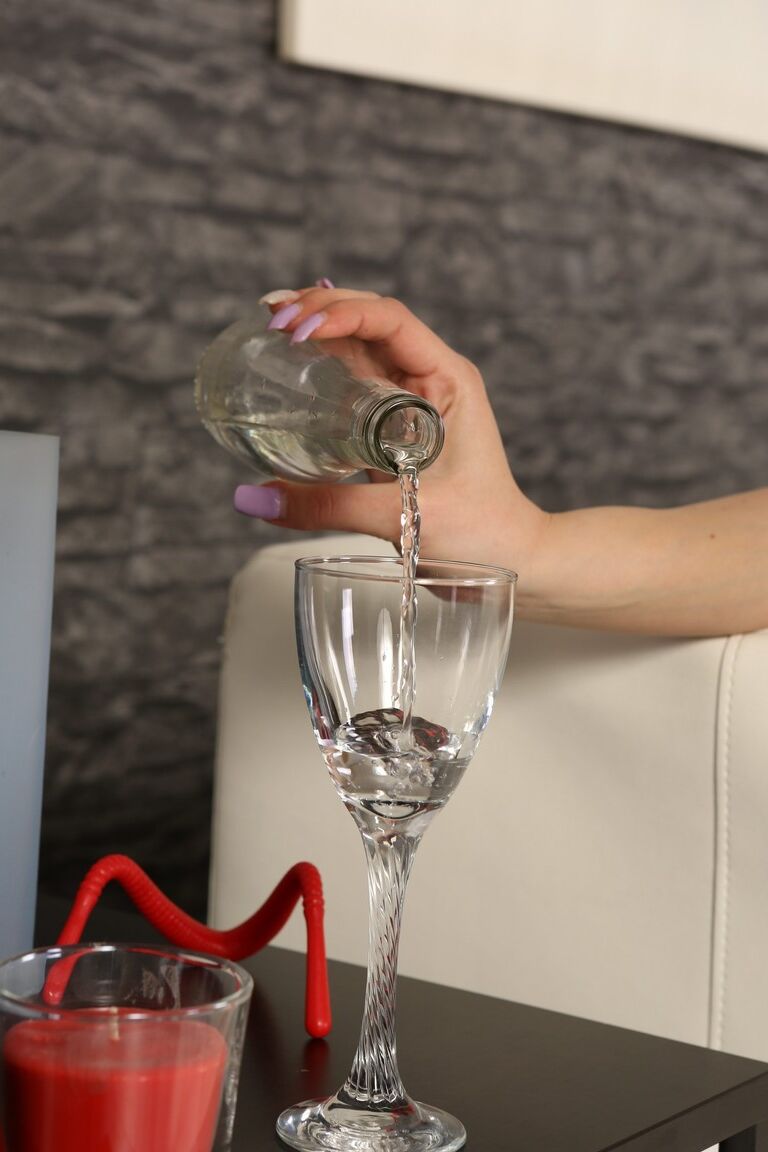 21P La blonde tchèque Julia Parket baise sa chatte humide avec une bouteille en verre