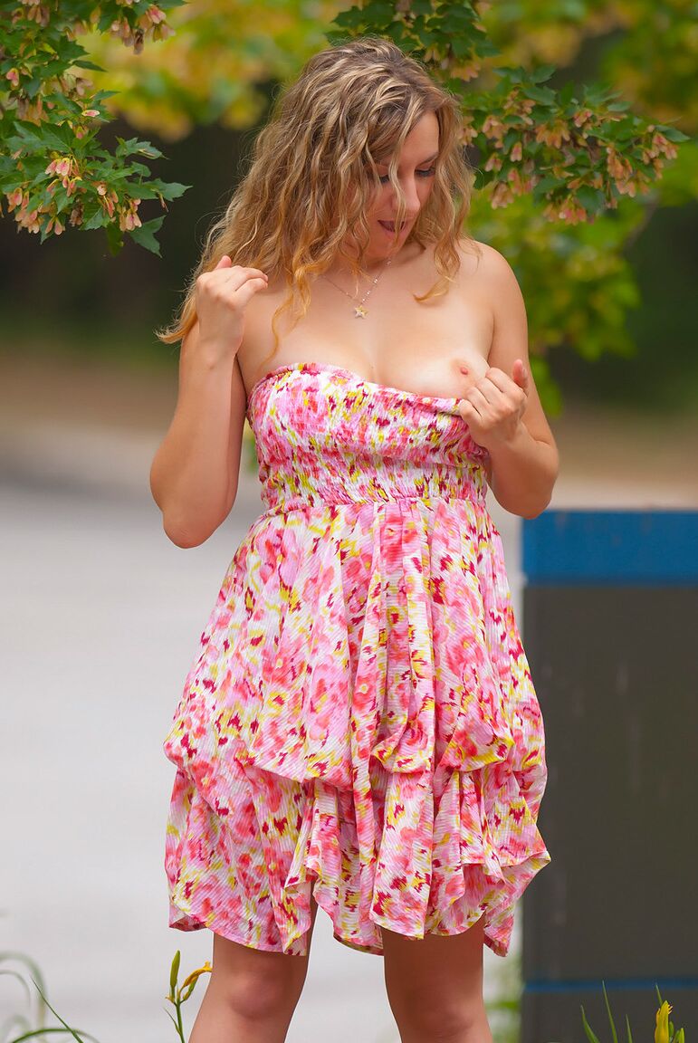 16P A bela gordinha Roxie levanta seu vestido de verão para exibir a saia nua ao ar livre