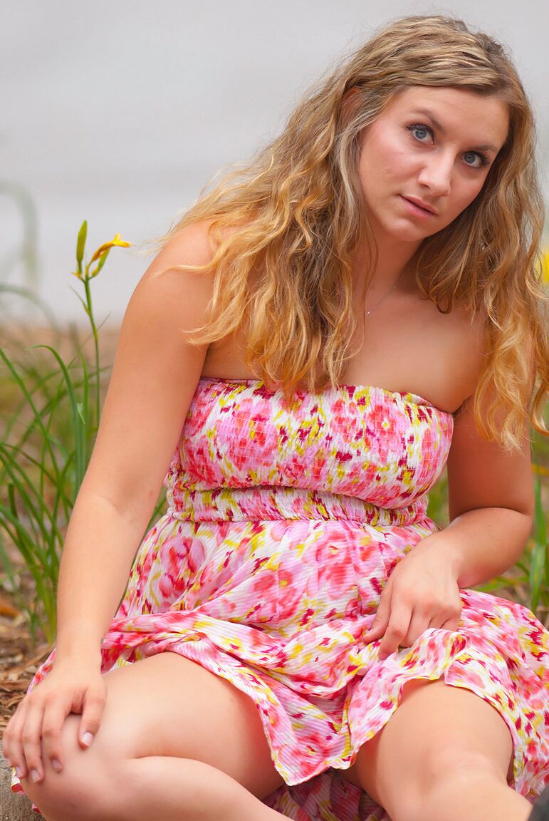 16P A bela gordinha Roxie levanta seu vestido de verão para exibir a saia nua ao ar livre