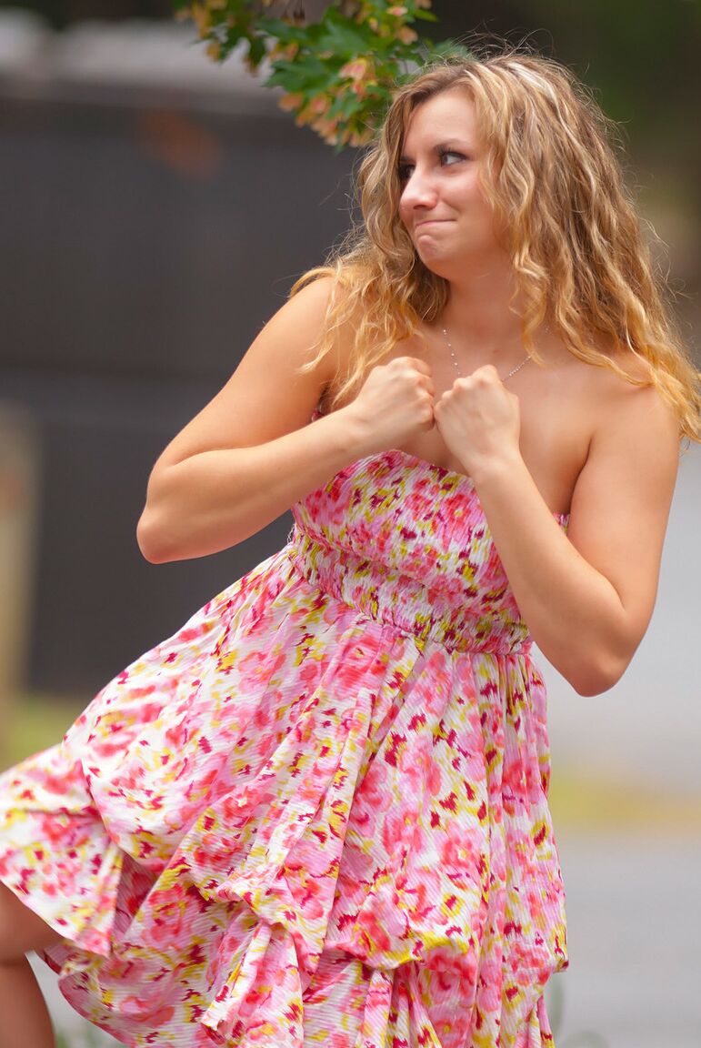 16P A bela gordinha Roxie levanta seu vestido de verão para exibir a saia nua ao ar livre