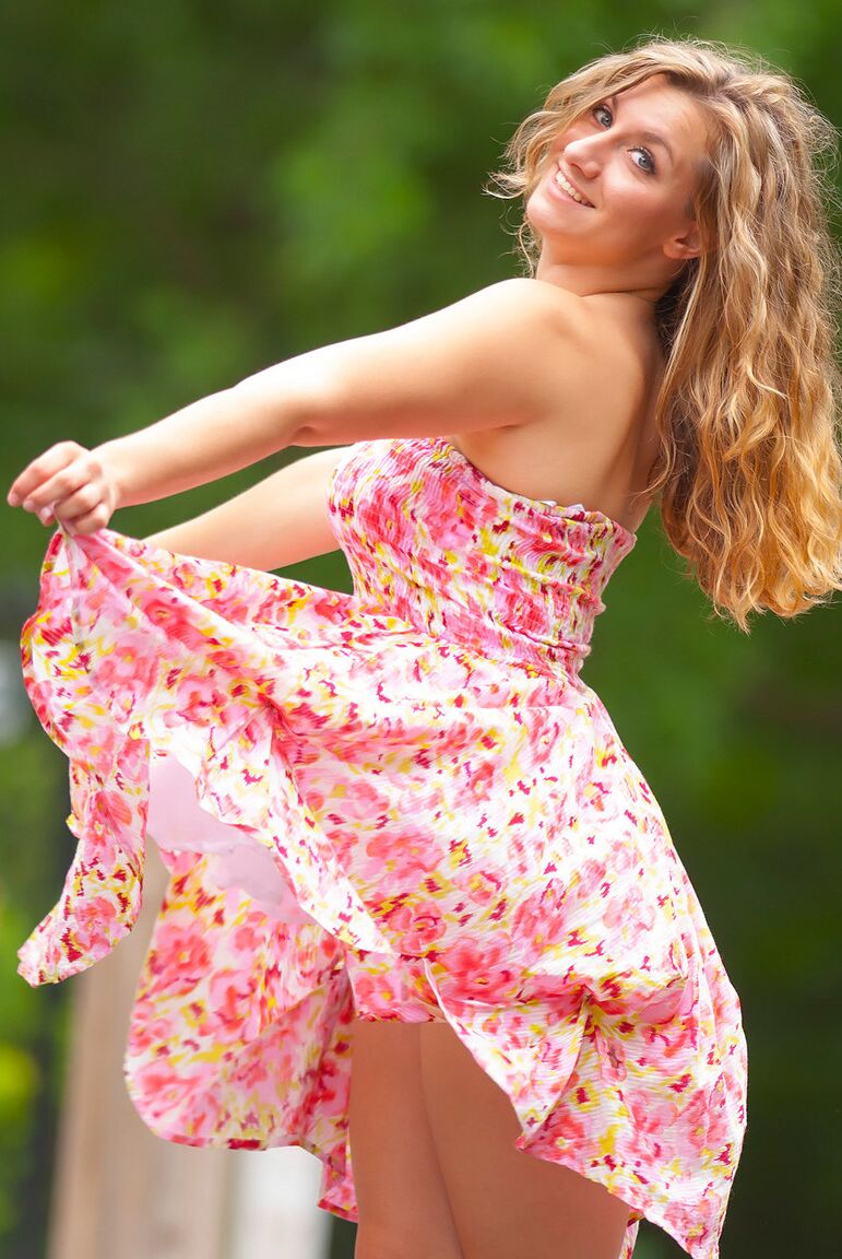 16P A bela gordinha Roxie levanta seu vestido de verão para exibir a saia nua ao ar livre