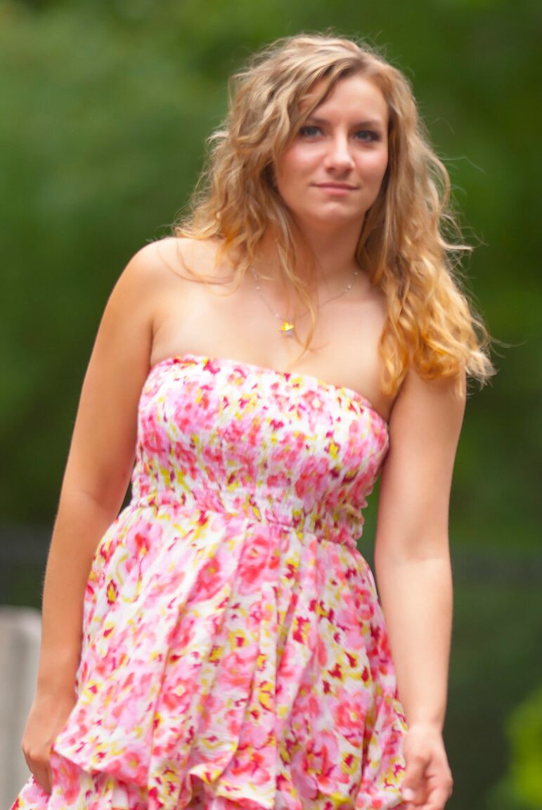 16P A bela gordinha Roxie levanta seu vestido de verão para exibir a saia nua ao ar livre
