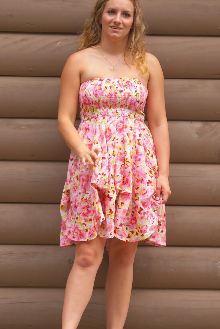 16P A bela gordinha Roxie levanta seu vestido de verão para exibir a saia nua ao ar livre