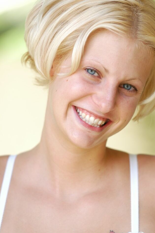21P Gata amadora tatuada Megan tira a calcinha fio dental e espalha sua buceta