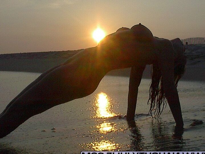 16P Loira amadora Naughty Julie remove trajes de malha para ótimas poses nuas no surf