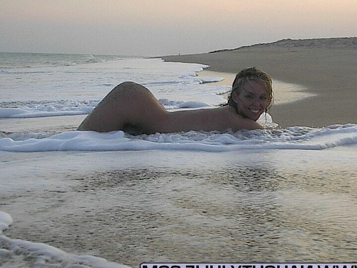 16P Loira amadora Naughty Julie remove trajes de malha para ótimas poses nuas no surf