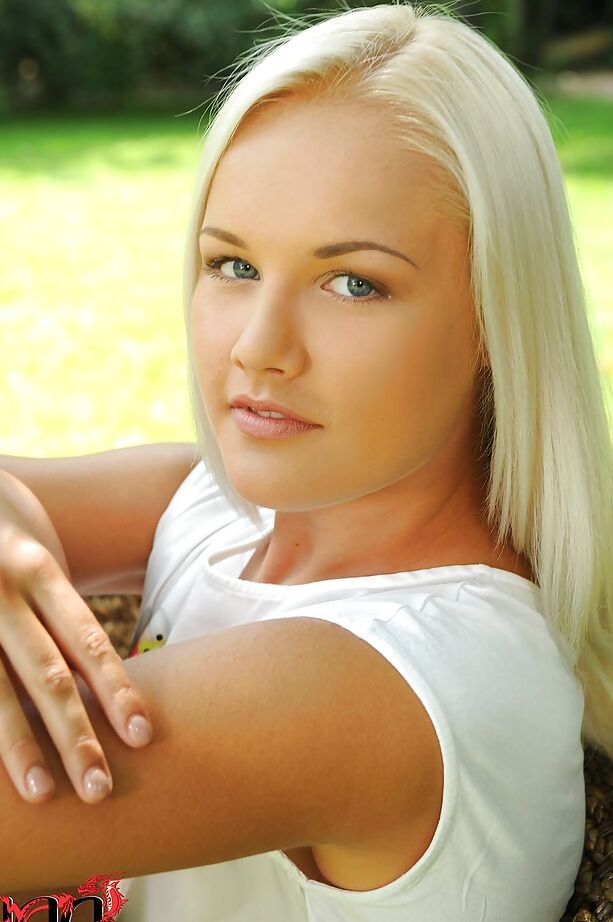 16P, une blonde européenne au visage magnifique, Evelyn, se masturbe dans le jardin