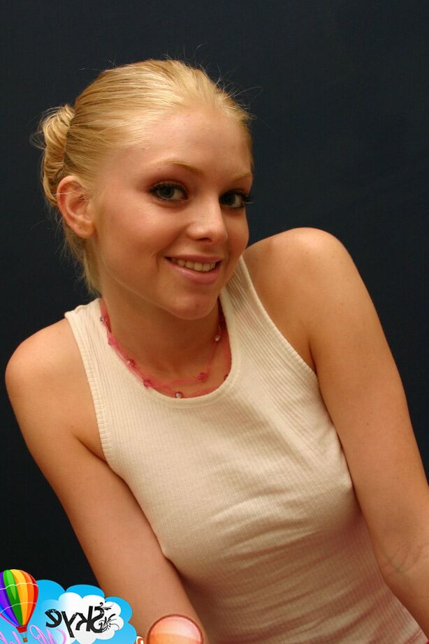 12P Doce loira adolescente Skye Model mostra underboobage em calcinha fio dental