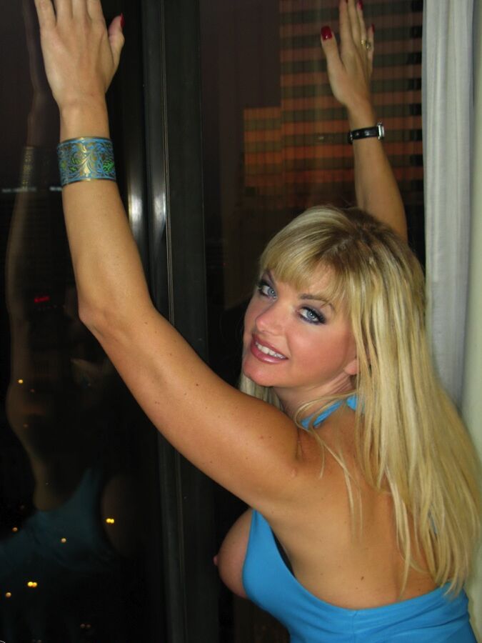 21P MILF rubia de grandes tetas Shyla Stylez revela sus curvas y posa en solitario
